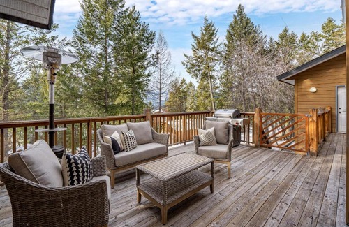 East Kootenay House | The Caribou Lodge I Hot Tub I Sleeps 16 Guests