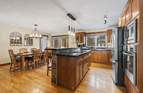 East Kootenay House | The Caribou Lodge I Hot Tub I Sleeps 16 Guests