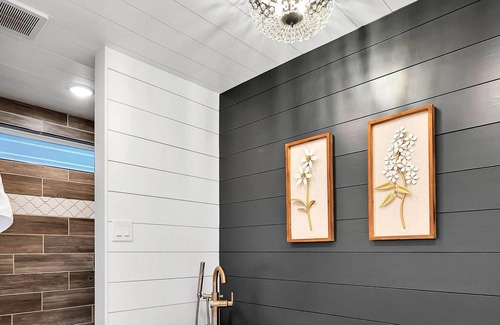 Waco Cabin | The Carriage House-Lux couples getaway with Soaker Tub and Walk-in Shower- 10 mi