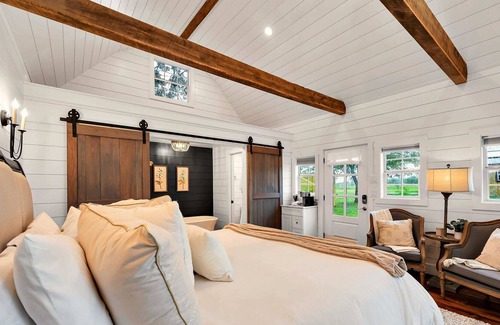 Waco Cabin | The Carriage House-Lux couples getaway with Soaker Tub and Walk-in Shower- 10 mi