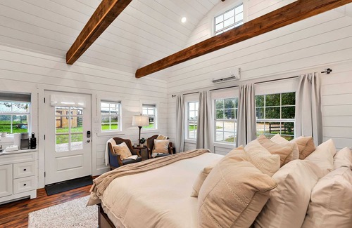 Waco Cabin | The Carriage House-Lux couples getaway with Soaker Tub and Walk-in Shower- 10 mi