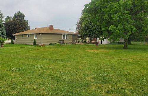 Brown County House | The Cats Meow- A little bit of country next to townn2 Dogs allowed with pet fee
