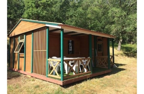 Frayssinet Ski Chalet | The chalets are on a hillside N2
