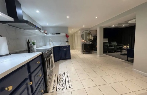 Queens House | The Circle Suite Near JFK Airport