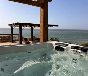 Hefer Valley House | The Cliff House וילה על הצוק עם נוף לים