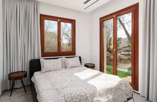 Hefer Valley House | The Cliff House וילה על הצוק עם נוף לים