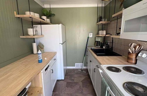 Rolla Cottage | The Clover Cottage - Rolla's St.Pat's Themed house near S&T, Acorn Trail & more!