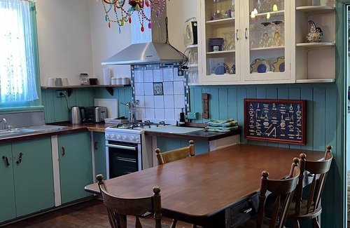 South Fremantle Cottage | The Cool House, South Fremantle, walk to the beach