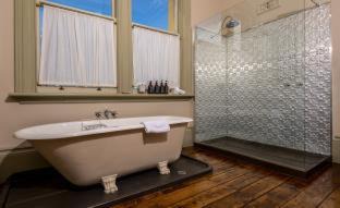 Glebe Cabin | The Corinda Collection