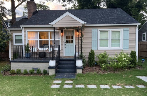 Greenville House | "The Cottage" - Charming Home, walking distance to Downtown Greenville!