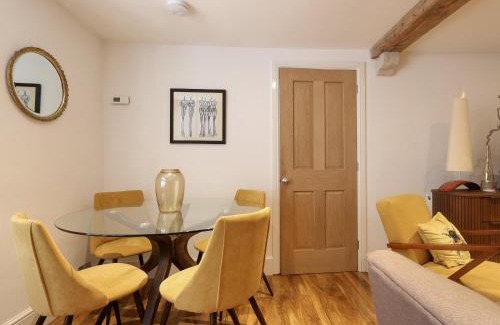 Malmesbury House | The Cottage