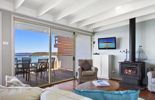 Manyana House | The Cottage has a waterfront position and Green Island views