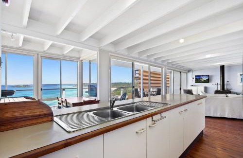 Manyana House | The Cottage has a waterfront position and Green Island views