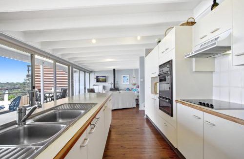 Manyana House | The Cottage has a waterfront position and Green Island views