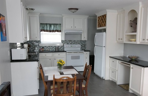 Shady Acres House | The Cottage is centrally located within the 610 N area neighboring