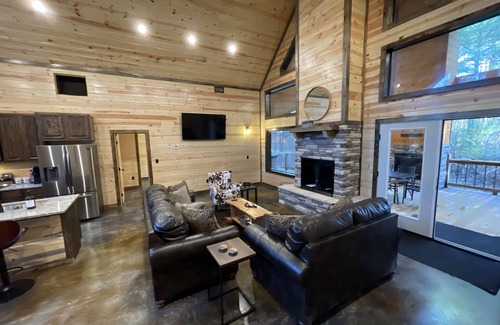 Broken Bow Cabin | The Cozy Endless Sunset Cabin is Nestled in Secluded Woods!
