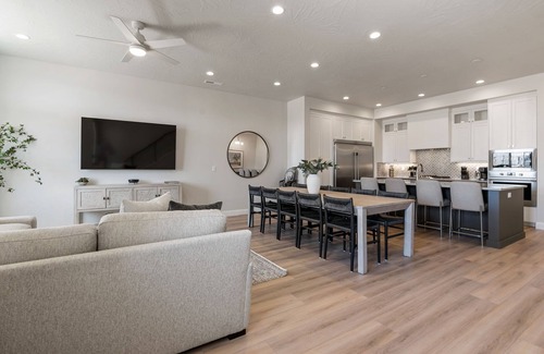 St. George House | The Crash Pad: Desert Color Lagoon + Beaches