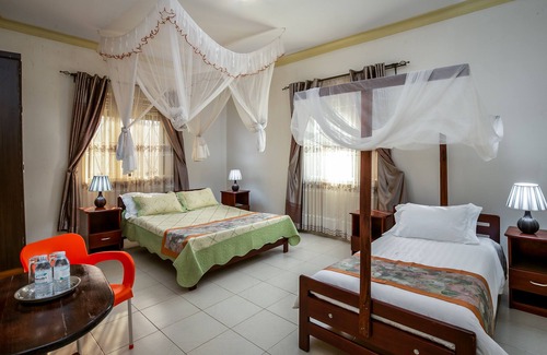 Kyesero Hotel | THE CRESTED CRANE BWINDI HOTEL