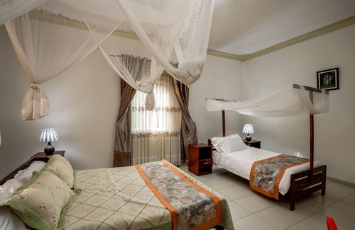 Kyesero Hotel | THE CRESTED CRANE BWINDI HOTEL