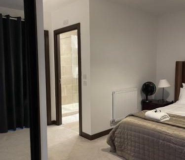 Harlow Apartment | The Crimsons, Edinburgh way Harlow