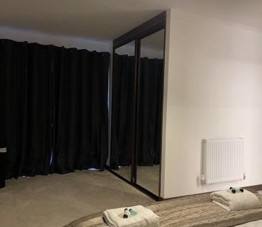 Harlow Apartment | The Crimsons, Edinburgh way Harlow