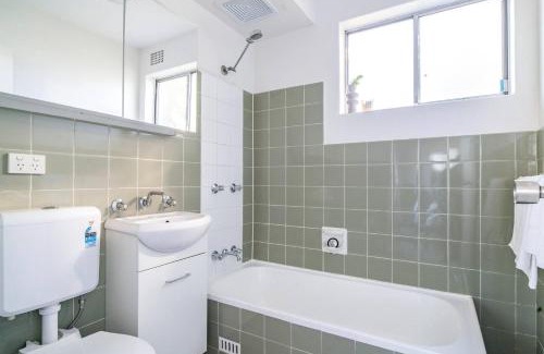 Crows Nest Apartment | 'the Crows Nest' - Stylish & Chic, North Sydney