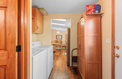 Yakima House | The Cub, Cozy Home on acreage - tranquil yet minutes from town.