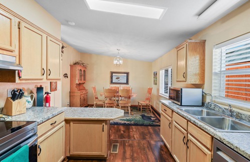 Yakima House | The Cub, Cozy Home on acreage - tranquil yet minutes from town.