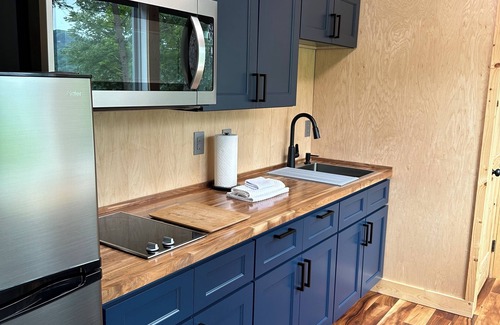 Stanton Cabin | The DEN Shipping Container Cabin-HotTub!-High Speed WiFi!-Great View & Location!
