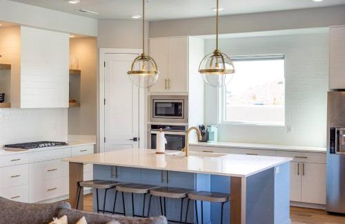 Washington House | The Desert Loft Pool & Spa Fire Pit Sleeps 20
