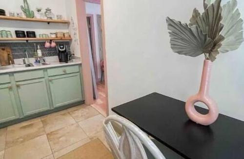 Roosevelt Apartment | The Desert Rose 💗 Downtown arts district studio