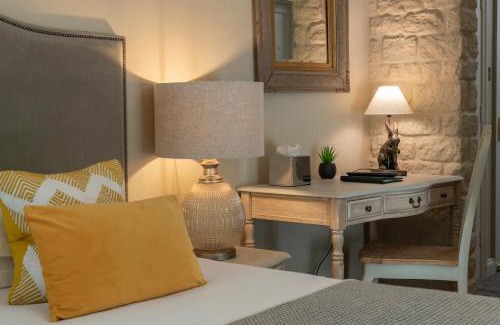 Bourton Hotel | The Dial House