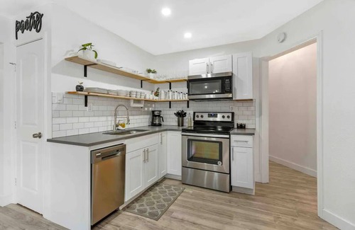 North Shore Colony House | The Domes Near Lake Travis *Sleeps 14*