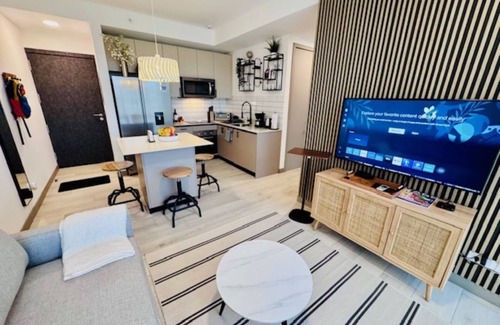 San Jose Apartment | The Dorian-Luxurious Chic 1-Bdr Apt- AC,Gym,Pool,WiFi, Minutes from SJO Airport