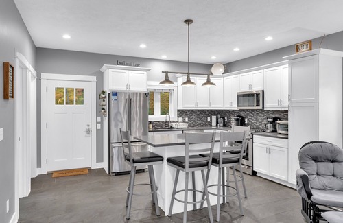 White Cloud House | The Dragon House @ Sandy Beach - Hot Tub! Nintendo Switch! Dragon Trail!