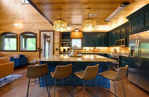 Broken Bow Cabin | THE DRAKE- Luxury details & stunning creek side location- Sleeps 20