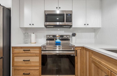 Southeast Calgary House | The Duchess | 5 Min from Chinook | Upscale | Pets