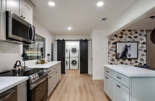 College Station House | The Dunn Right - Pool, Game Room, Yard Games, 1.5 Miles to TAMU
