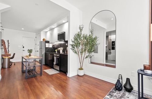 Downtown Apartment | The Elm - Retreat Near Yale, Parking, Gym, Downtown, Wooster Sq & Union Station