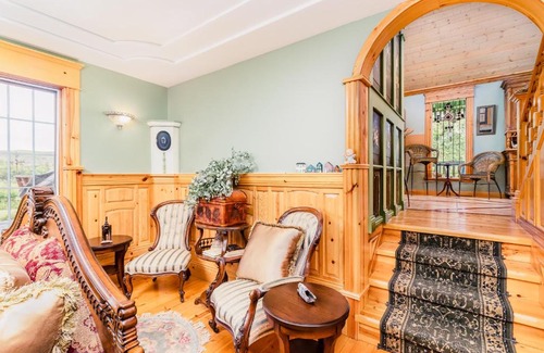 Drumheller House | The Enchanted River Cottage - River - Luxurious Cottage - Jacuzzi