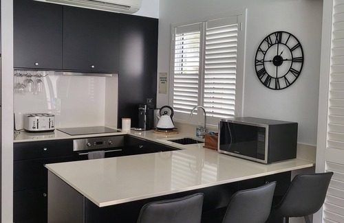 Palm Cove Resort | The Escape Luxury Apartment -2 Sleeps 5 people