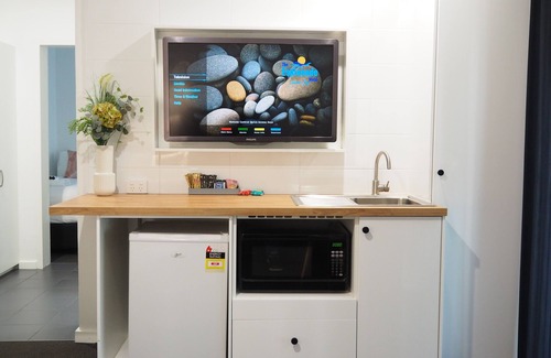 Warners Bay Hotel | The Esplanade Motel