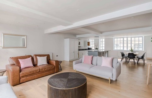 Clerkenwell Apartment | The Eyre Suite Five - Farringdon - by Frankie