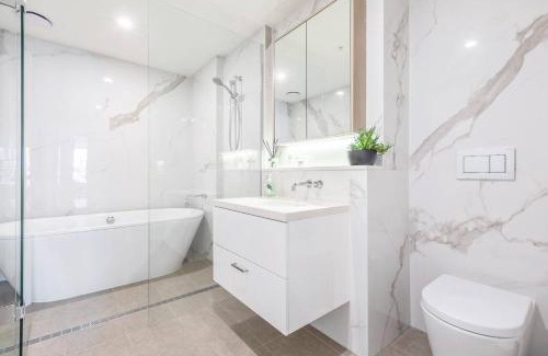 North Melbourne Apartment | 'The Fawn' Relish in Sub-Penthouse Panorama