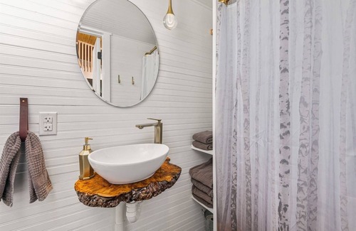 Kerns Hotel | The Finlandia - Custom Tiny Home w/Finnish Vibe