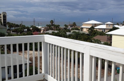 Kiska Beach House | “THE FISHES HOUSE” FRIENDLY FRIENDLY-CLOSE TO PIER PARK & FRANK BROWN PARK