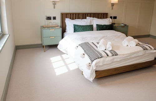 Wivenhoe Hotel | The flag