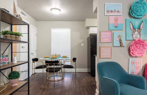 Oakmont Heights Apartment | The Flamingo | Whimsical | Central AUS | Sleeps 5