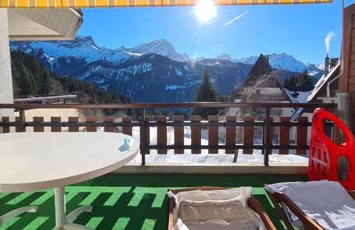 Alpe des Chaux Apartment | The flat is located above the village of Gryon, in Les Verneys Soleil, 2 km from the Fracherets ski