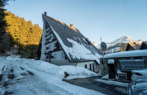 Alpe des Chaux Apartment | The flat is located above the village of Gryon, in Les Verneys Soleil, 2 km from the Fracherets ski